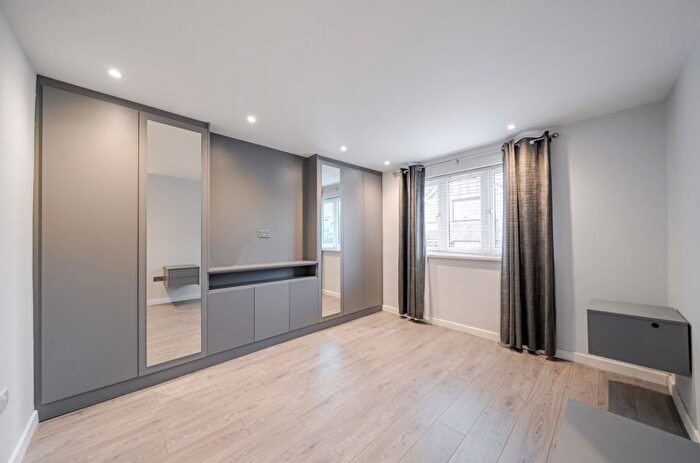 3 Bedroom Semi-Detached House To Rent In Dean Road, Croydon, CR0