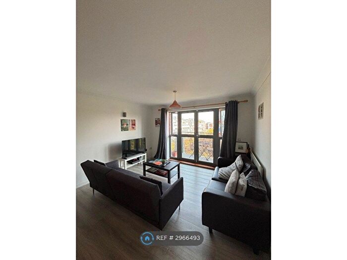2 Bedroom Flat To Rent In Fraser Court, London, W12