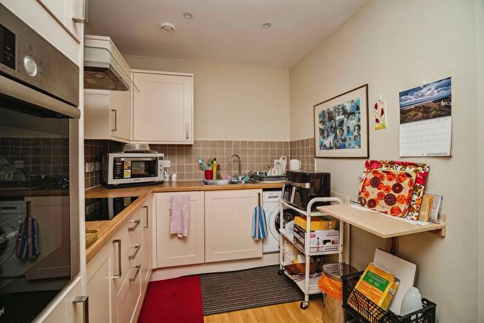 1 Bedroom Flat For Sale In Maumbury Gardens, Dorchester, DT1