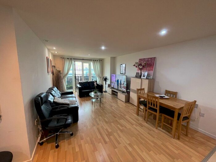 2 Bedroom Apartment To Rent In **available Now**large Masshouse Bed With Balcony, B5