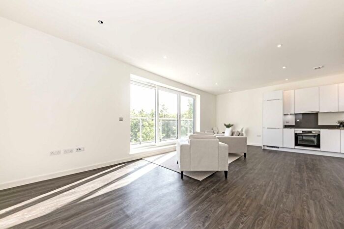 3 Bedroom Flat To Rent In High Street, Feltham, TW13
