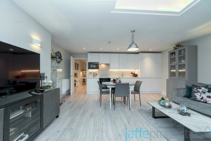 3 Bedroom Apartment To Rent In Melrose Avenue, London, NW2