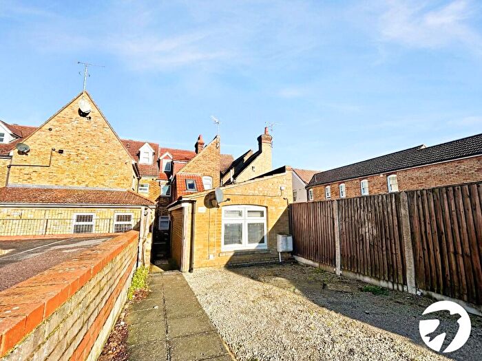 2 Bedroom Flat To Rent In High Street, Rainham, Gillingham, Kent, ME8