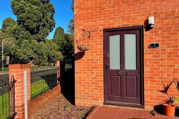 2 Bedroom Flat To Rent In Tintern Avenue Astwood Court, Worcester, WR3