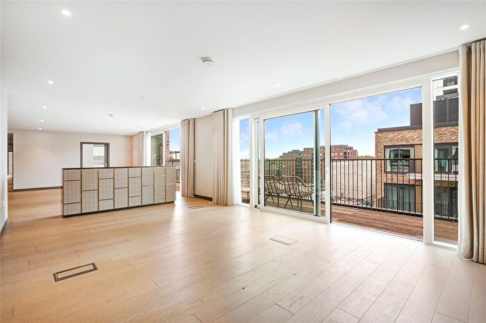 4 Bedroom Flat To Rent In Lockgate Road, London, SW6