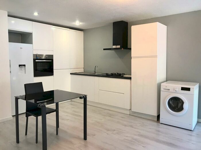 4 Bedroom House To Rent In Bewbush, RH11