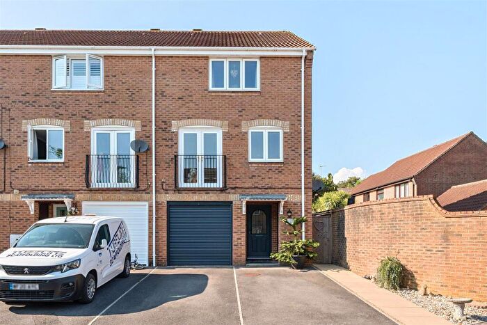 4 Bedroom End Of Terrace House For Sale In Kiln Way, Verwood, BH31