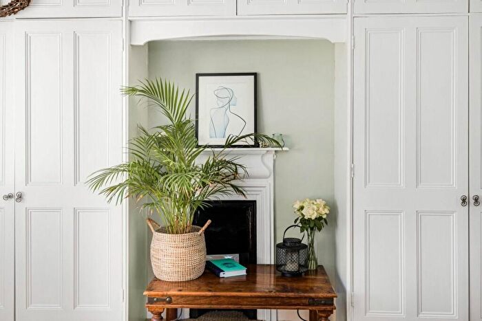 3 Bedroom Flat To Rent In F Kensington Square, London, W8