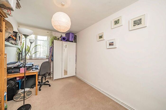 3 Bedroom Flat To Rent In Scrutton Close, Clapham Park, SW12