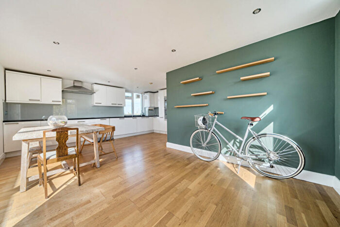 1 Bedroom Apartment For Sale In Flaxman Road, London, SE5