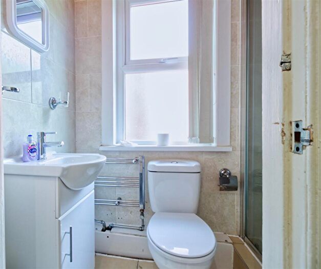 10 Bedroom House To Rent In Kirkstall Lane, Headingley, Leeds, LS6