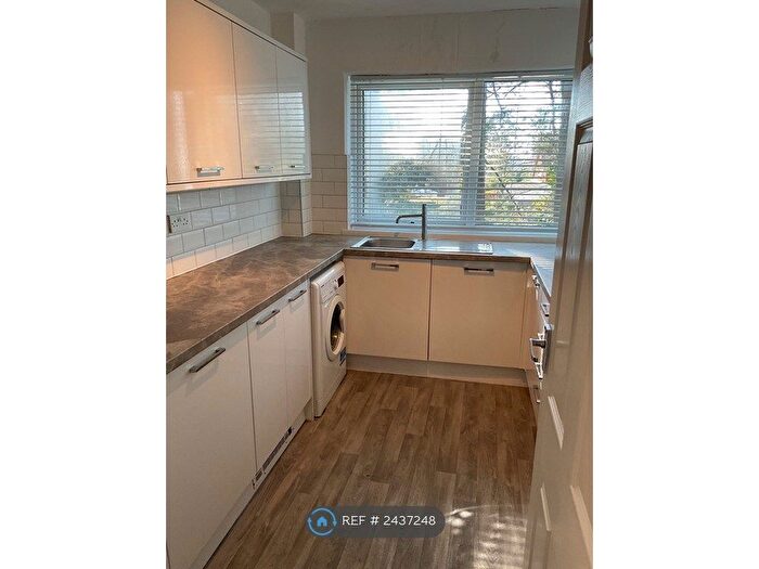 2 Bedroom Flat To Rent In Lane End Croft, Leeds, LS17