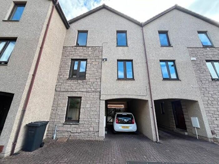 3 Bedroom Town House To Rent In Lytton Street, Dundee, DD2