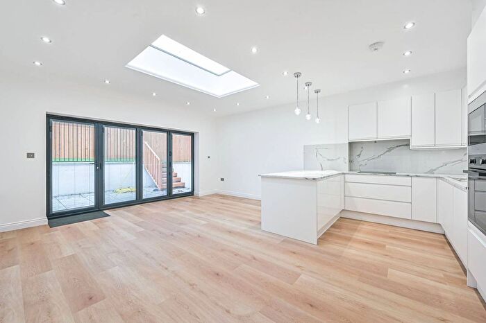 3 Bedroom Flat To Rent In Warwick Road, High Barnet, Barnet, EN5