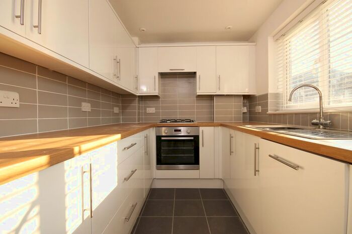 2 Bedroom Flat To Rent In The Hornet, Chichester, PO19