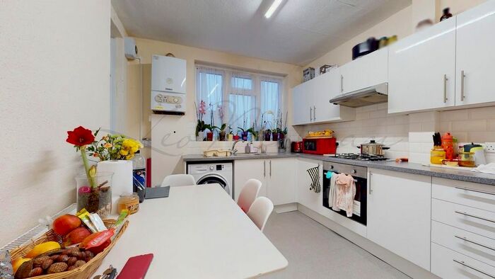 2 Bedroom Flat To Rent In Buckingham Court, Hendon, NW4