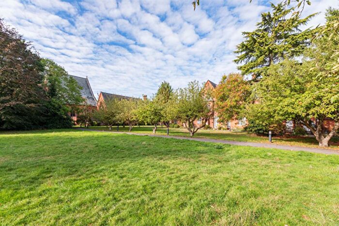 3 Bedroom Flat For Sale In Hatch Lane, Windsor, SL4