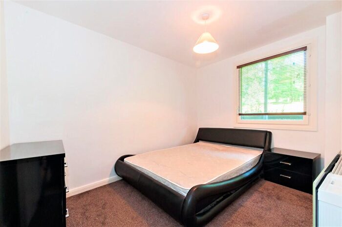 2 Bedroom Apartment To Rent In North Crescent, LS2