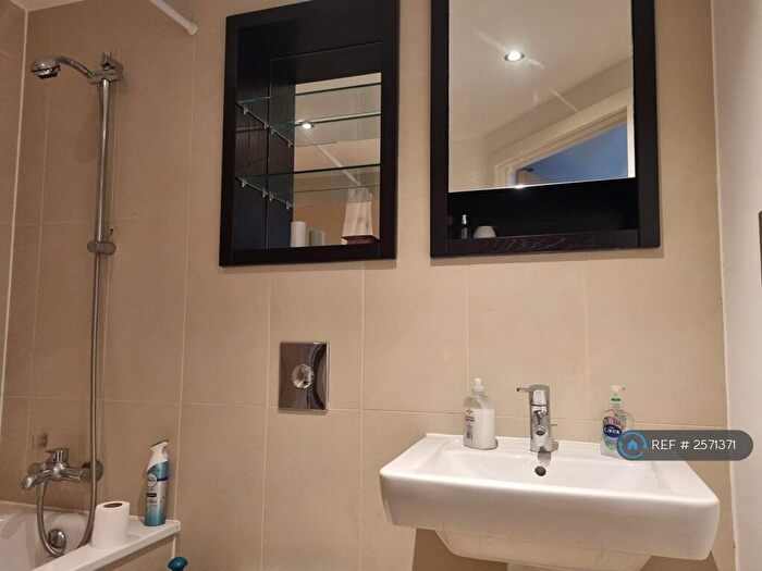 2 Bedroom Flat To Rent In Chadwick Street, Hunslet, Leeds, LS10