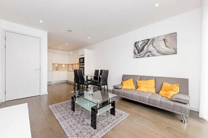 3 Bedroom Flat To Rent In Broadfield Lane, Broadfield Lane, NW1