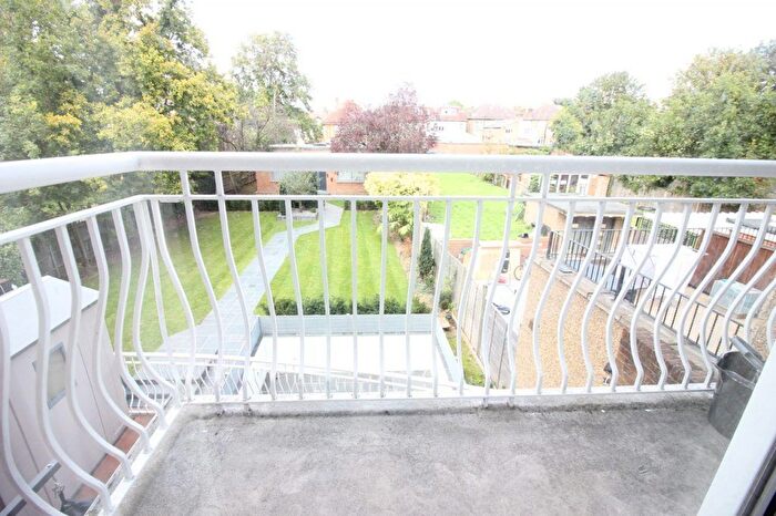 3 Bedroom Flat To Rent In Queens Road, London, NW4