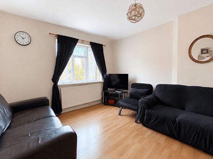 3 Bedroom Flat To Rent In Nelson Road Whitton, TW2