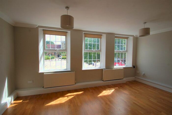 2 Bedroom Flat To Rent In The Square, Petersfield, GU32