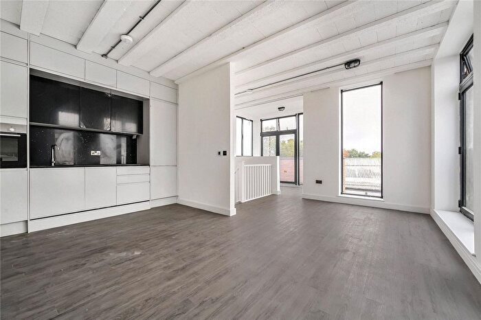 1 Bedroom Flat For Sale In Palmers Mews, Trade Close, Palmers Green, London, N13