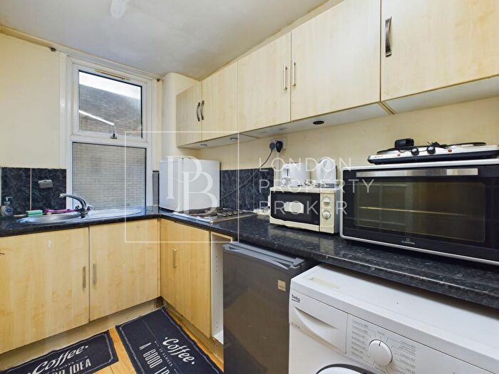 Flat To Rent In Commercial Road, Aldgate East, E1