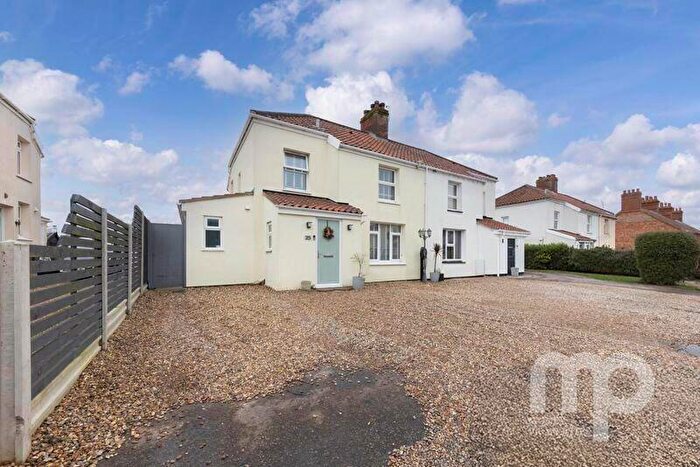 3 Bedroom Semi Detached House For Sale In Vimy Ridge, Wymondham, NR18