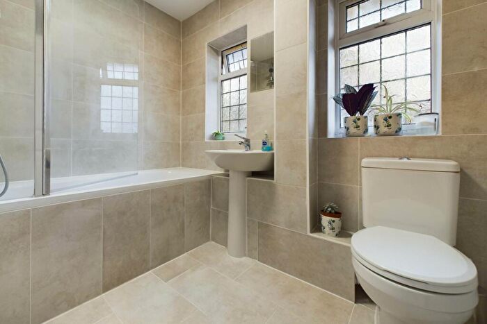 2 Bedroom End Of Terrace House For Sale In Lyne Way, Warners End, HP1