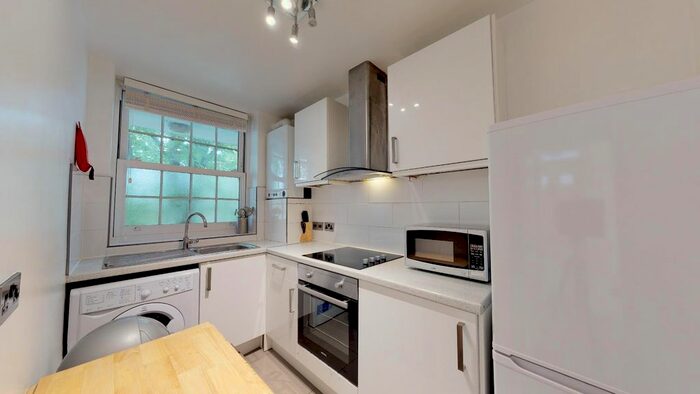 3 Bedroom Flat To Rent In Mole Court, Emlyn Road, Shepherd's Bush, W12