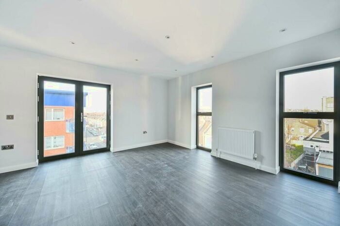 2 Bedroom Flat To Rent In Hassop Road, Cricklewood, London, NW2