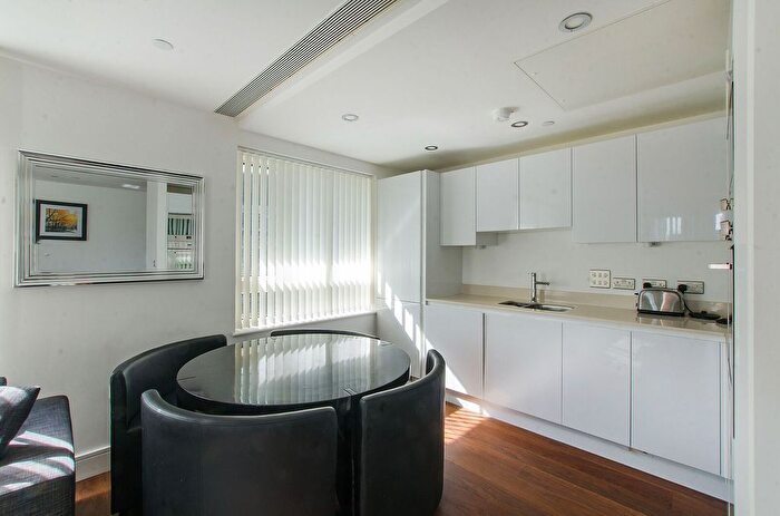 2 Bedroom Flat To Rent In Lincoln Plaza, Canary Wharf, London, E14
