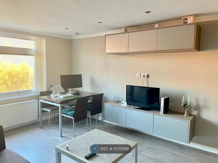 Studio To Rent In Hurst Court, London, SE25