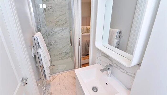 1 Bedroom Flat To Rent In Hill Street, London, W1J