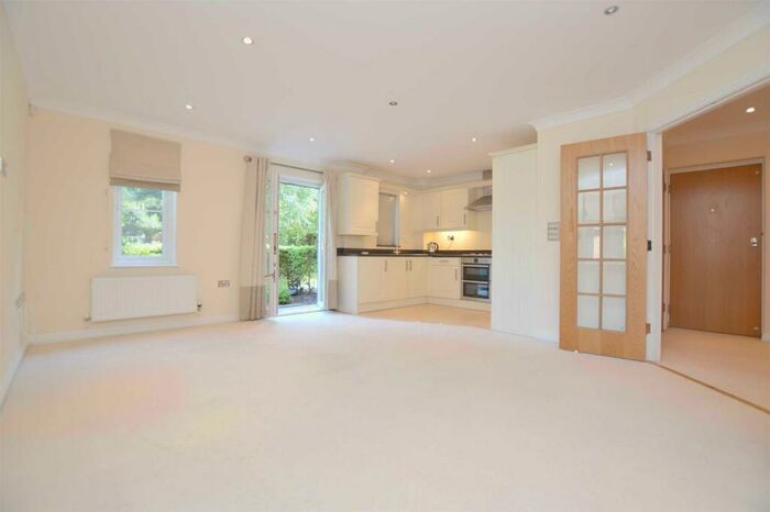 2 Bedroom Apartment To Rent In Symeon Place, RG4