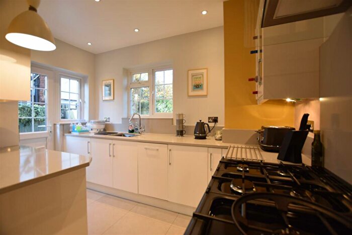 2 Bedroom Flat To Rent In Ditton Lawn, Thames Ditton, KT7