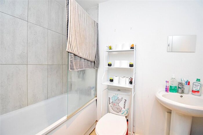 2 Bedroom Apartment To Rent In Carcaixent Square, Newbury, Berkshire, RG14