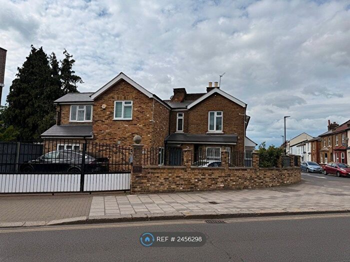 4 Bedroom Semi-Detached House To Rent In Whitton Road, Hounslow, TW3