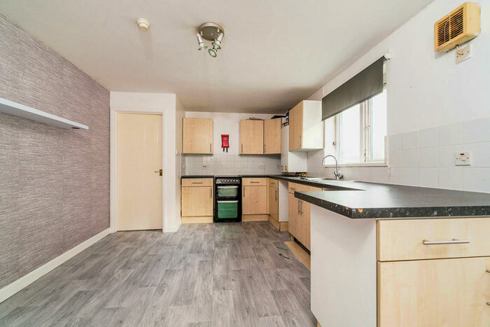 2 Bedroom Flat To Rent In Devonport Road, Plymouth, PL3