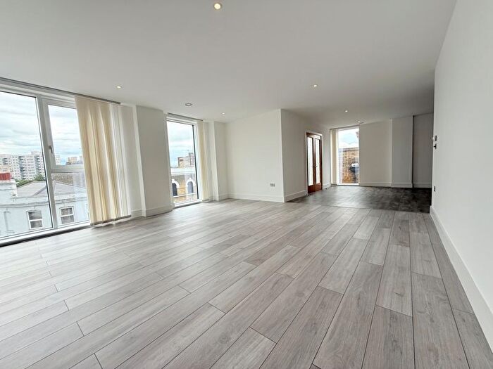 3 Bedroom Flat To Rent In Leverburgh House, High Street, W3