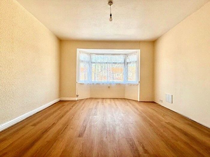 2 Bedroom Flat To Rent In Englands Lane, Loughton, IG10