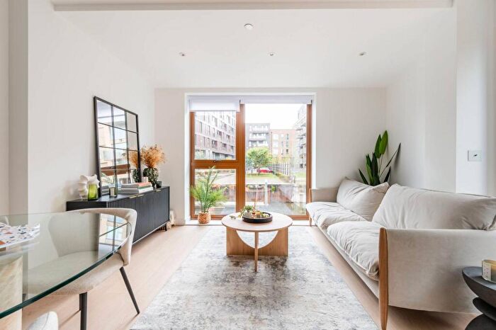 2 Bedroom Flat To Rent In East Qrtr, Limehouse, London, E14