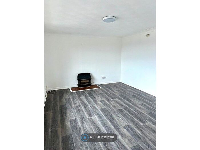 3 Bedroom Flat To Rent In Bransbury Close, Southampton, SO16
