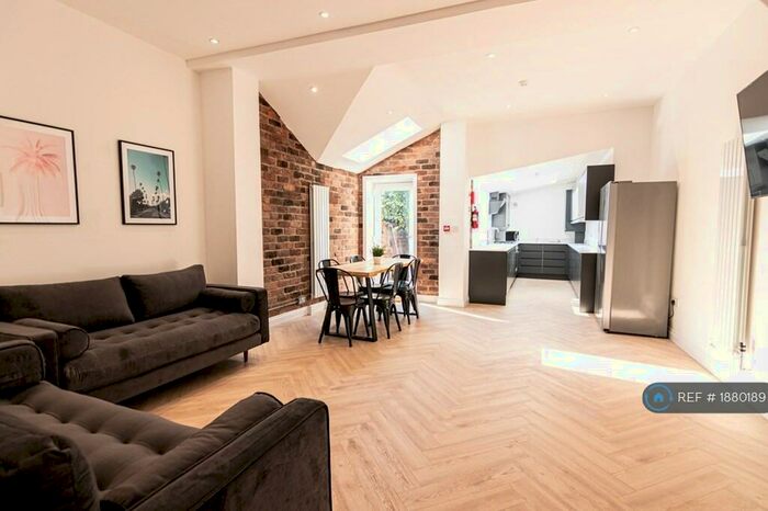 6 Bedroom Semi-Detached House To Rent In Wellington Avenue, Liverpool, L15