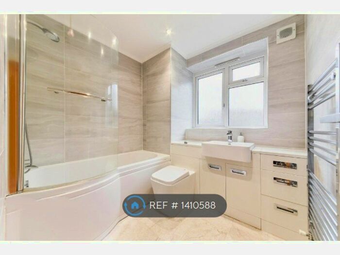 3 Bedroom Flat To Rent In Dabin Crescent, London, SE10