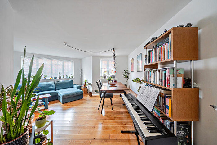 2 Bedroom Flat For Sale In Medhurst Way, Oxford, OX4