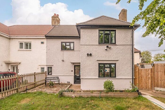 4 Bedroom Semi-Detached House For Sale In Fairfield Grove, Charlton, SE7
