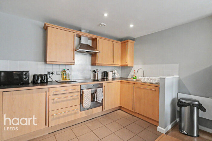 2 Bedroom Apartment For Sale In City Walk, Leeds, LS11